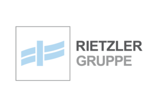 Ein stilisiertes hellblaues Symbol mit zwei geschwungenen Linien und einem senkrechten Balken in einem grauen Kasten, rechts daneben ist der Schriftzug 'RIETZLER GRUPPE' in grauer Schrift abgebildet..