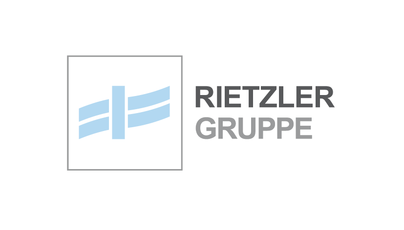 Ein stilisiertes hellblaues Symbol mit zwei geschwungenen Linien und einem senkrechten Balken in einem grauen Kasten, rechts daneben ist der Schriftzug 'RIETZLER GRUPPE' in grauer Schrift abgebildet..